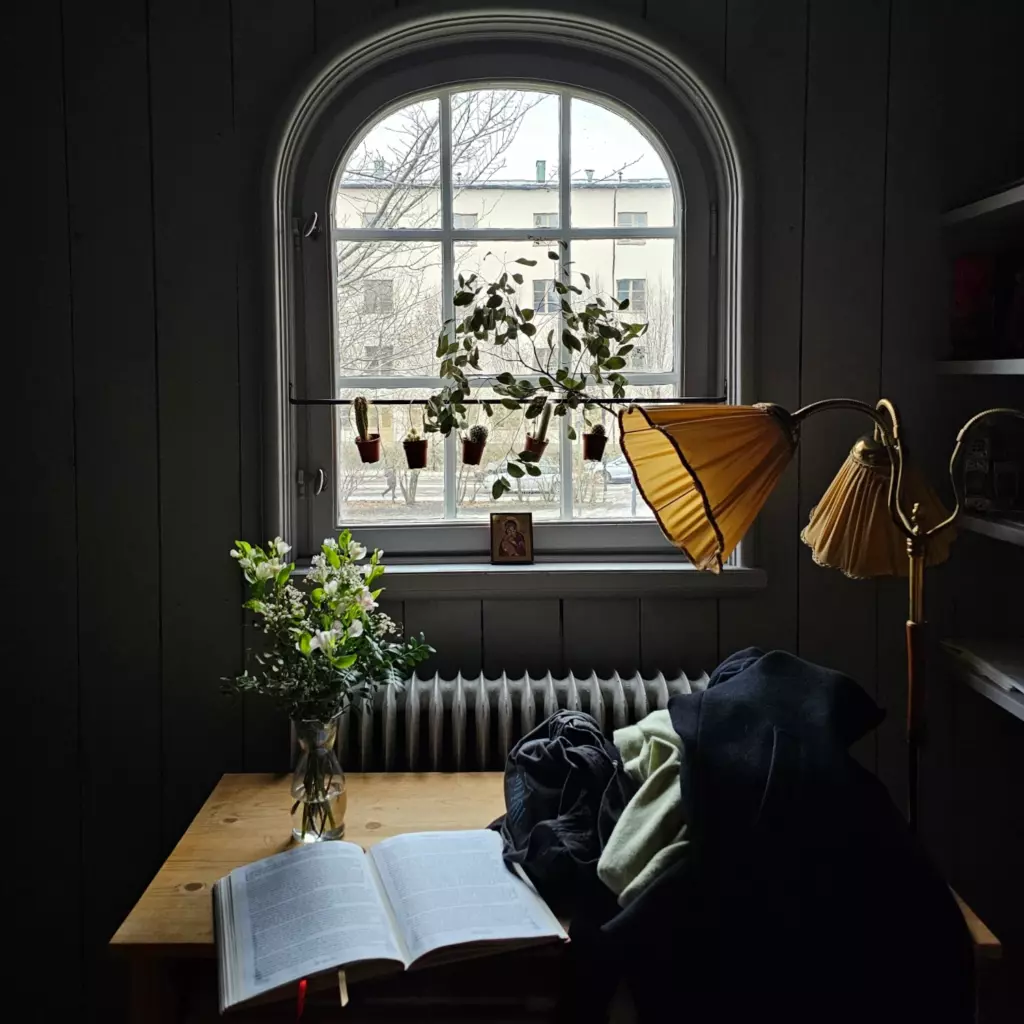 Officiant Fönsterbord med öppen bok och lampa